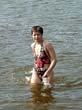 Еще Наташа, единственная из девушек решившаяся в воду залезть. 